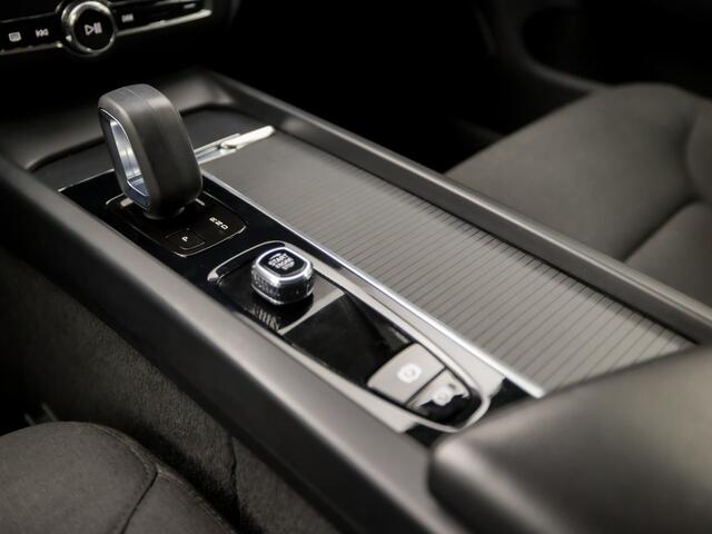 Volvo V60 2.0 B3 Momentum Sport 177Pk Automaat (APPLE CARPLAY, GROOT NAVI, GETINT GLAS, SPORTSTOELEN, PARKEERSENSOREN, DAKRAILS ZWART, LANE ASSIST, NIEUWE APK, NIEUWSTAAT)