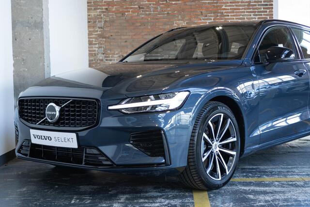 Volvo V60 2.0 T6 Plug-in hybrid AWD Plus Dark | Elektrische wegklapbare trekhaak | Adaptive Cruise Control | 360° Parkeercamera | Stoelverwarming | Stuurwielverwarming | Harman Kardon Premium Audio | Google infotainment | Longe Range