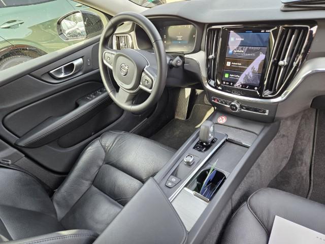 Volvo V60 2.0 B3 Essential Edition | Leder | Adaptieve Cruise Control | Sport Pack | 19" Black Edition Velgen | Stoelverwarming | Park Assist |