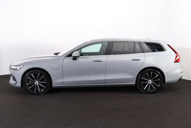 Volvo V60 T6 Recharge AWD Core Bright - IntelliSafe Assist & Surround - 360º Camera - Harman/Kardon audio - Adaptieve LED koplampen - Verwarmde voorstoelen, stuur & achterbank - Parkeersensoren voor & achter - Extra getint glas - 18' LMV