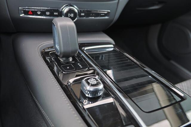 Volvo V60 T6 Recharge AWD Core Bright - IntelliSafe Assist & Surround - 360º Camera - Harman/Kardon audio - Adaptieve LED koplampen - Verwarmde voorstoelen, stuur & achterbank - Parkeersensoren voor & achter - Extra getint glas - 18' LMV