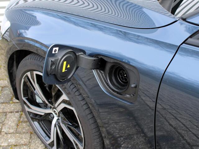 Volvo V60 2.0 T6 Plug-in hybrid AWD Core Business Edition / Automaat / 360* camera / 19" velgen / Harman Kardon audio