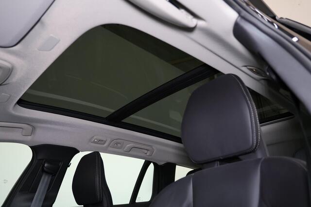 Volvo V60 T8 Recharge AWD Ultimate Dark - Panorama/schuifdak - IntelliSafe Assist & Surround - 360º Camera - Bowers & Wilkins audio - Adaptieve LED koplampen - Verwarmde voorstoelen, stuur & achterbank - Parkeersensoren voor & achter - Elektr. bedienb. voorstoelen 