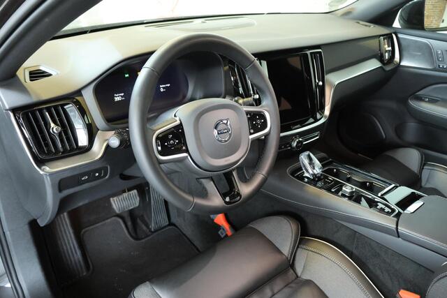 Volvo V60 T6 Plug-in hybrid AWD Plus Dark | Trekhaak | 360 graden camera | Verwarmbare voorstoelen, achterbank en stuurwiel | Premium audio by Harman Kardon | Adaptieve cruise control | Verwarmbare achterbank | Apple carplay/Android auto