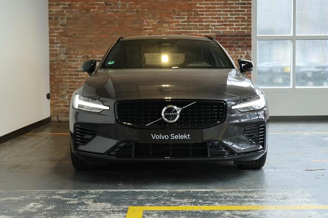 Volvo V60 T6 Plug-in hybrid AWD Plus Dark | Trekhaak | 360 graden camera | Verwarmbare voorstoelen, achterbank en stuurwiel | Premium audio by Harman Kardon | Adaptieve cruise control | Verwarmbare achterbank | Apple carplay/Android auto