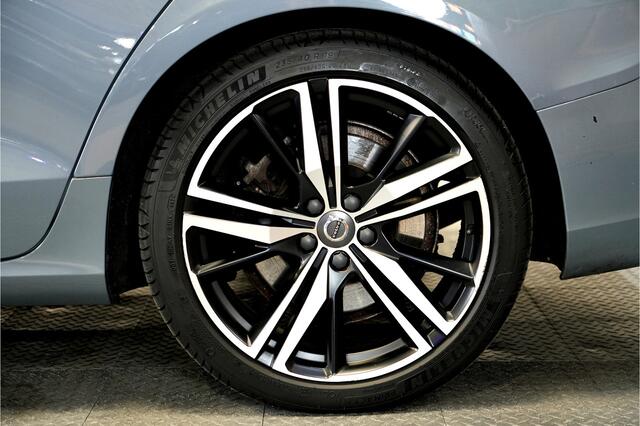 Volvo V60 2.0 T6 AWD Long Range 293kW/399pk Aut8 Recharge R-Design ADAPT.CRUISE + EL.TREKHAAK + SUBWOOFER + DAB+ + LEDER/GAASSTOF + PILOT ASSIST + ADAPT.CRUISE + STOEL-&STUURVERWARMING + CAMERA + PD-GLASS + KEYLESS ENTRY&GO + PARKSENSOREN + 19" LM-VELGEN!!