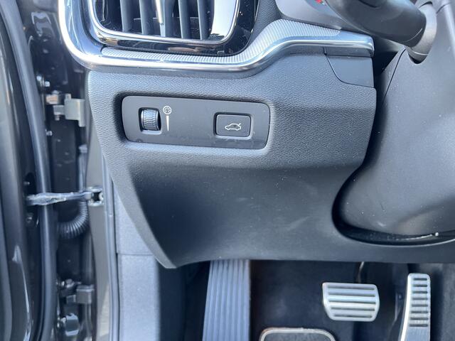 Volvo V60 2.0 T4 R-Design Leder Stoelverwarming Stuurwielbediening Parkeersensoren voor en achter Apple carplay Airco Cruise controle R-line Elektrische achterklep