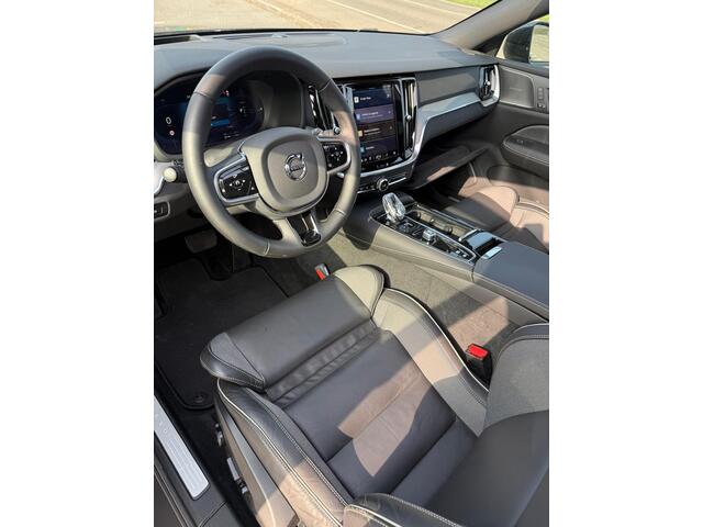 Volvo V60 T6 Plug-in hybrid AWD Plus Dark | Google | Long Range | Head-Up Display | Harman Kardon Audio | 360 Camera | Stoelverwarming Voor + Achter | Keyless | Dodehoekdetectie | Schuif-/Kanteldak | Adaptieve Cruise Control | Zitverlenging | Memory | Stuurverwarmi