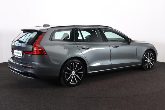 Volvo V60 T6 Recharge AWD Plus Dark - IntelliSafe Assist & Surround - 360º Camera - Harman/Kardon audio - Verwarmde voorstoelen, stuur & achterbank - Parkeersensoren voor & achter - Elektr. bedienb. voorstoelen met geheugen - Elektr. inklapbare trekhaak - 18' LMV