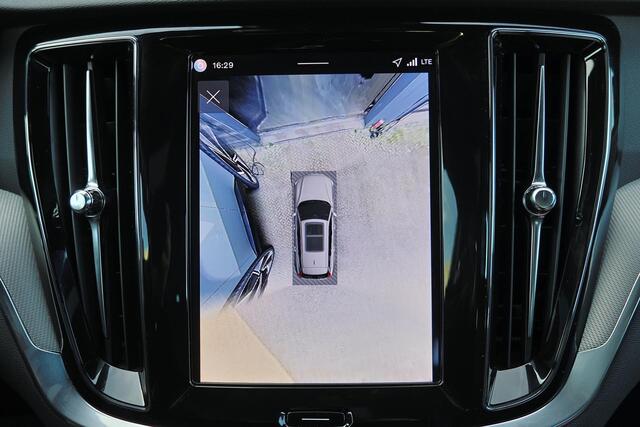 Volvo V60 T6 Recharge AWD Plus Dark - IntelliSafe Assist & Surround - 360º Camera - Harman/Kardon audio - Verwarmde voorstoelen, stuur & achterbank - Parkeersensoren voor & achter - Elektr. bedienb. voorstoelen met geheugen - Elektr. inklapbare trekhaak - 18' LMV