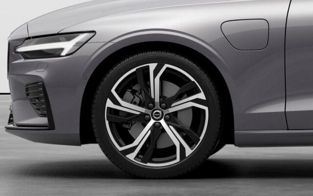 Volvo V60 T8 455PK Aut. AWD Performance Edition Ultra Dark Polestar optimisation/ Glossy Black logo voor en achterzijde / Panoramadak/ Head-up display/ Harman Kardon audio/ 360 Camera/ Elektrisch bedienbare voorstoelen met geheugen/ Apple Carplay/ Pilot assit/ Adap