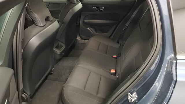 Volvo V60 2.0 B4 197 pk Automaat Momentum Pro Navigatie Climate control Adaptive cruise Control Led DAB Electrisch bedienbare achterklep Parkeer sensoren