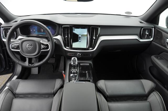 Volvo V60 T6 350PK Automaat AWD Plus Dark / Adaptive cruise control / Elektrische stoelen / Harman Kardon audio / Trekhaak / Pilot assist / BLIS / Stoel en stuur verwarming / Elektrische achterklep / Parkeersensoren met 360 camera / Google infotainment