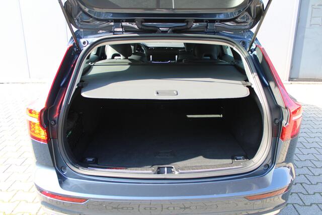 Volvo V60 T6 Plug-in hybrid AWD Essential Bright | Leder | Trekhaak | Adaptieve Cruise | All Season banden