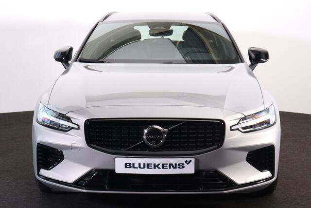 Volvo V60 T6 Recharge AWD Plus Dark - IntelliSafe Assist & Surround - 360º Camera - Harman/Kardon audio - Verwarmde voorstoelen, stuur & achterbank - Parkeersensoren voor & achter - Elektr. bedienb. voorstoelen met geheugen - Elektr. inklapbare trekhaak - 18' LMV