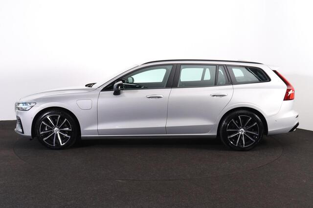 Volvo V60 T6 Recharge AWD Plus Dark - IntelliSafe Assist & Surround - 360º Camera - Harman/Kardon audio - Verwarmde voorstoelen, stuur & achterbank - Parkeersensoren voor & achter - Elektr. bedienb. voorstoelen met geheugen - Elektr. inklapbare trekhaak - 18' LMV