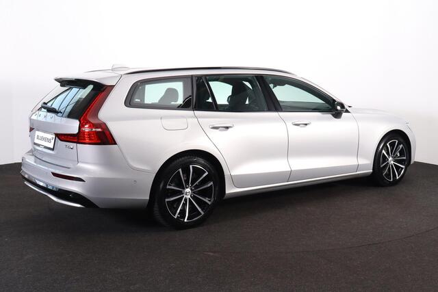 Volvo V60 T6 Recharge AWD Plus Dark - IntelliSafe Assist & Surround - 360º Camera - Harman/Kardon audio - Verwarmde voorstoelen, stuur & achterbank - Parkeersensoren voor & achter - Elektr. bedienb. voorstoelen met geheugen - Elektr. inklapbare trekhaak - 18' LMV