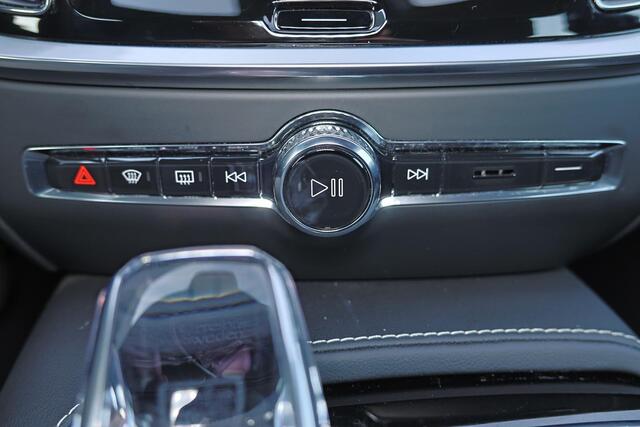 Volvo V60 T6 Recharge AWD Plus Dark - IntelliSafe Assist & Surround - 360º Camera - Harman/Kardon audio - Verwarmde voorstoelen, stuur & achterbank - Parkeersensoren voor & achter - Elektr. bedienb. voorstoelen met geheugen - Elektr. inklapbare trekhaak - 18' LMV