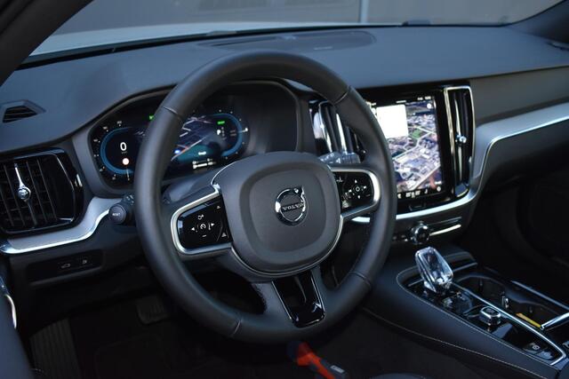 Volvo V60 T6 Plug-in hybrid AWD Plus Dark | Trekhaak | 360 graden camera | Verwarmbare voorstoelen, achterbank en stuurwiel | Premium audio by Harman Kardon | Adaptieve cruise control | Keyless | Elektrische achterklep