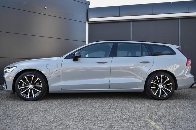 Volvo V60 T6 Plug-in hybrid AWD Plus Dark | Trekhaak | 360 graden camera | Verwarmbare voorstoelen, achterbank en stuurwiel | Premium audio by Harman Kardon | Adaptieve cruise control | Keyless | Elektrische achterklep