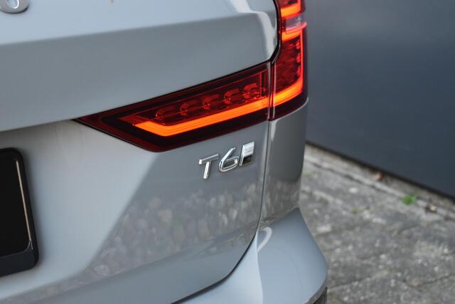 Volvo V60 T6 Plug-in hybrid AWD Plus Dark | Trekhaak | 360 graden camera | Verwarmbare voorstoelen, achterbank en stuurwiel | Premium audio by Harman Kardon | Adaptieve cruise control | Keyless | Elektrische achterklep