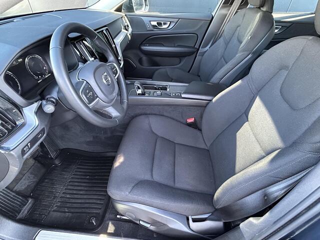 Volvo V60 2.0 B3 Essential Edition let op 5600 km Adaptive cruise control/ nav/tel/ trekhaak