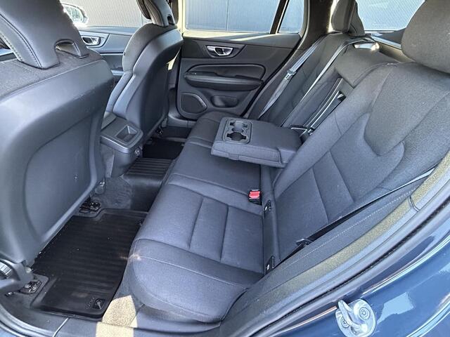 Volvo V60 2.0 B3 Essential Edition let op 5600 km Adaptive cruise control/ nav/tel/ trekhaak