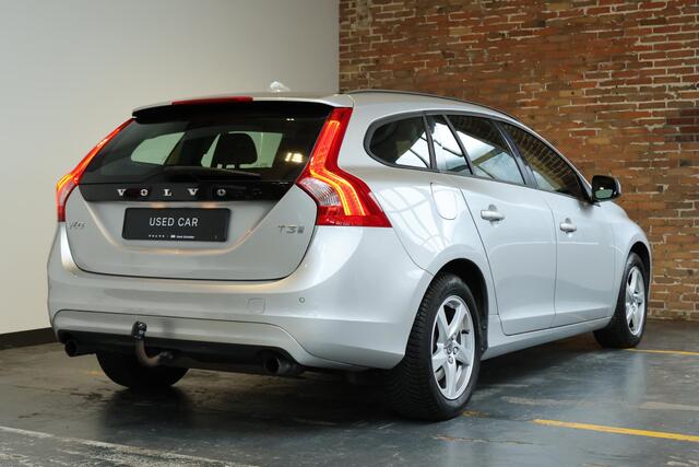 Volvo V60 T3 Polar+ | 100% dealeronderhouden | Stoel-/ stuurwielverwarming | Verwarmde achterbank | Trekhaak | Cruise Control | Navigatie | Bluetooth Telefonie & Multimedia | Lichtmetalen Velgen | Climate Control