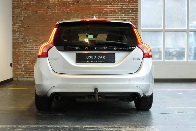 Volvo V60 T3 Polar+ | 100% dealeronderhouden | Stoel-/ stuurwielverwarming | Verwarmde achterbank | Trekhaak | Cruise Control | Navigatie | Bluetooth Telefonie & Multimedia | Lichtmetalen Velgen | Climate Control