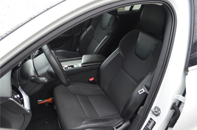 Volvo V60 2.0 T5 250pk Momentum Trekhaak 1800kg wegklapb | Drive modus | Carplay | 18'' LMV | Bordenherkenning | Bochtverlichting | Getint glas