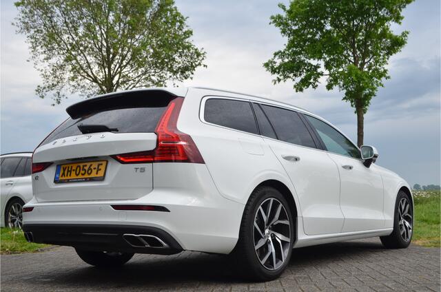 Volvo V60 2.0 T5 250pk Momentum Trekhaak 1800kg wegklapb | Drive modus | Carplay | 18'' LMV | Bordenherkenning | Bochtverlichting | Getint glas
