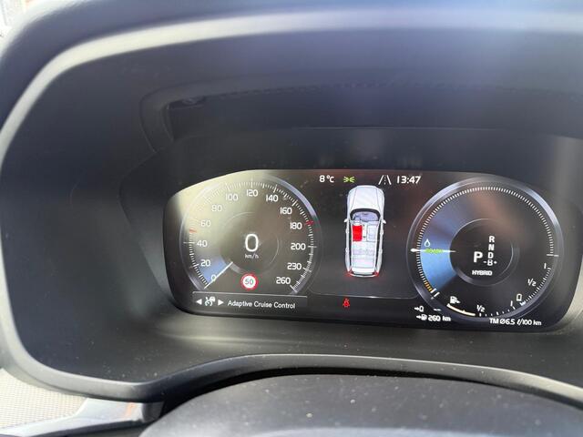 Volvo V60 2.0 T6 Recharge AWD R-Design | Plug-in Hybrid (PHEV) | Trekhaak | Panoramadak | Bowers Wilkins Audio | Stoelverwarming | Achteruitrijcamera | Parkeersensoren | Keyless Entry | Navigatie | Apple Carplay | Android Auto