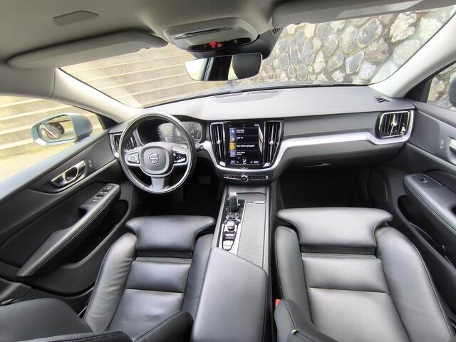 Volvo V60 2.0 B3 Momentum Leder, stoel en stuurverwarming, trekhaak inklapbaar, nieuwe banden, carplay & aidroid, DAB+, 1e eigenaar