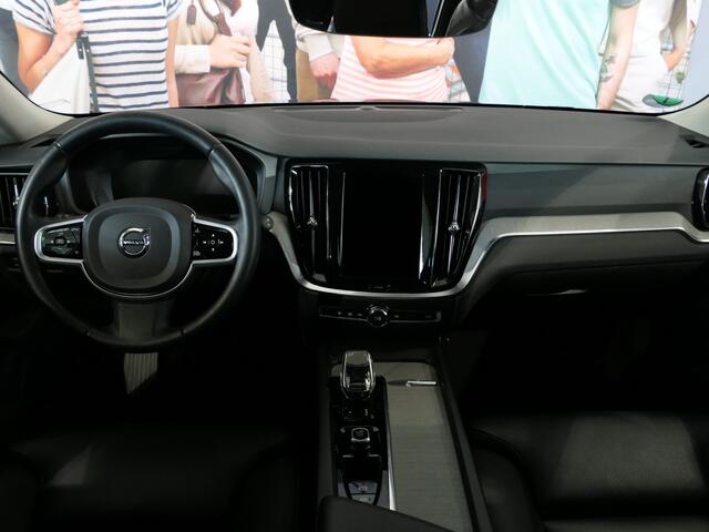 Volvo V60 2.0 B4 Core - VOL LEDER - Elektrisch uitklapbare trekhaak - Stoelverwarming - Camera