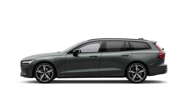 Volvo V60 2.0 T6 Plug-in hybrid AWD Ultra Dark | Sportstoelen | Schuif-/Kanteldak | Full-LED | Adaptieve Cruise Control | Head-Up Display | Stoelverwarming Voor en Achter | 19" | Getint Glas | Harman Kardon Audio | BLIS |