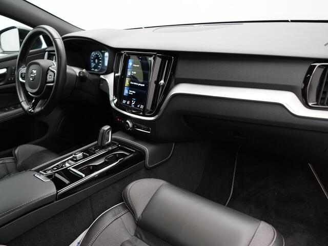 Volvo V60 T6 Recharge AWD R-Design PHEV 340pk Dealer O.H. | Trekhaak Af Fabriek | Panodak | Adaptive Cruise | 360 Camera | Lederen Sportstoelen Memory & Verwarmd | Keyless | Blis | Stuur Verwarmd | Apple Carplay | Navigatie | DAB | Plug In Hybrid |