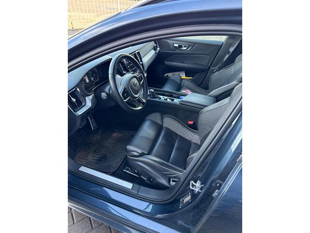 Volvo V60 2.0 B3 R-Design | Trekhaak | Achteruitrijcamera | Stoelverwarming | Exterior Pack | Navigatie | Sportstoelen | Keyless Entry | Elektrische Achterklep | BLIS