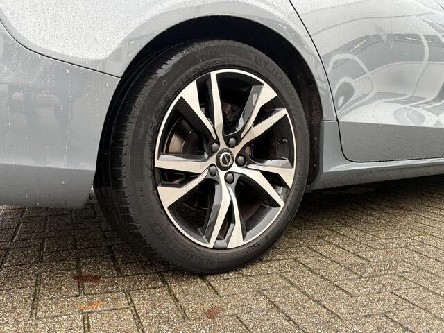 Volvo V60 B3 Essential | Google | Trekhaak | Parkeersensoren Voor + Achter | Achteruitrijcamera | Sport pack | Draadloos Opladen Telefoon | Apple Carplay / Android Auto | 18" velgen