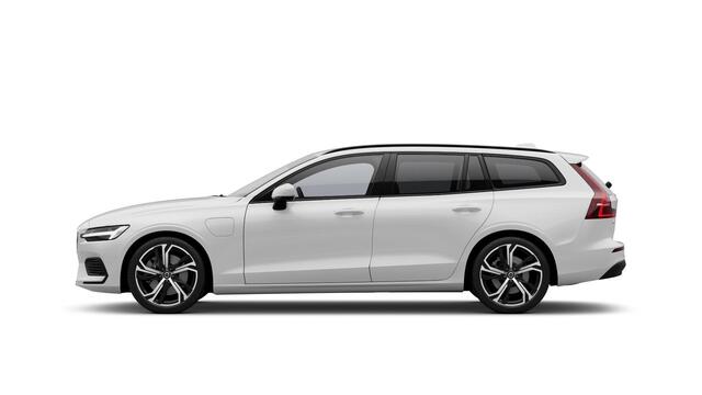 Volvo V60 T6 Plug-in hybrid AWD Essential | Google | Longe Range | Stuurverwarming | Park Assist | Getint Glas | Stoelverwarming Voor + Achter | Zwarte Hemelbekleding | Camera | Lederen Bekleding | Zitverlenging | 19" LM