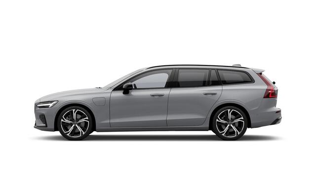 Volvo V60 T6 Plug-in hybrid AWD Ultra Dark | Google | Long Range | Head-Up Display | Getint Glas | DAB | Harman Kardon Audio | Stoelverwarming Voor + Achter | Schuif-/Kanteldak | 360 Camera | Adaptieve Cruise Control | Zwarte Hemelbekleding | 19" LM