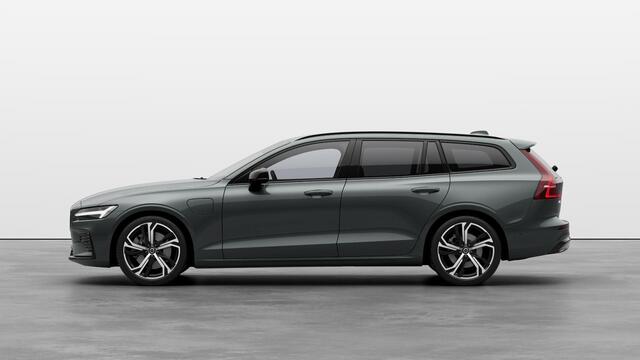 Volvo V60 2.0 T6 Plug-in hybrid AWD Ultra Dark | Sportstoelen | Schuif-/Kanteldak | Full-LED | Adaptieve Cruise Control | Head-Up Display | Stoelverwarming Voor en Achter | 19" | Getint Glas | Harman Kardon Audio | BLIS |