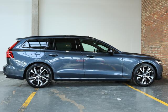 Volvo V60 B3 R-Design | Electrische bedienbare voorstoelen | Stoelverwarming | Adaptive Cruise Control | Parkeerverwarming | BLIS | Panoramadak | Parkeercamera | Parkeersensoren voor + achter | Semi Electrische Wegklapbare Trekhaak | Harman Kardon Premium Audio