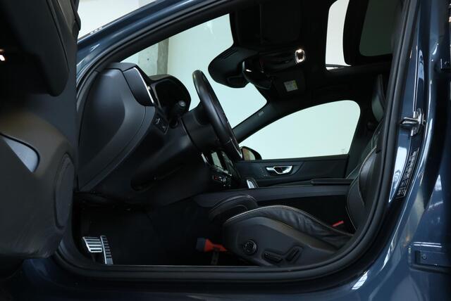 Volvo V60 B3 R-Design | Electrische bedienbare voorstoelen | Stoelverwarming | Adaptive Cruise Control | Parkeerverwarming | BLIS | Panoramadak | Parkeercamera | Parkeersensoren voor + achter | Semi Electrische Wegklapbare Trekhaak | Harman Kardon Premium Audio