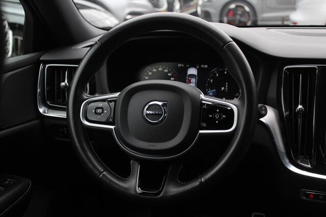 Volvo V60 2.0 T5 R-Design / Trekhaak / Panoramadak / Camera / Leder / Harman Kardon / 20'' / Keyless / CarPlay / Stuurverwarming / Stoelverwarming 4x / DAB / Dodehoek / Cruise Control