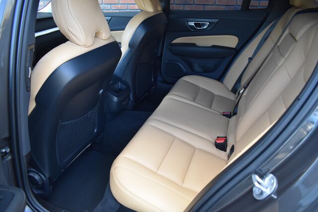 Volvo V60 B3 177PK Essential Edition | Leder | Getint Glas | 18'' | Climate | Black Pack |