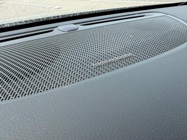 Volvo V60 2.0 B4 Inscription | Trekhaak | Harman Kardon Audio | Panoramadak | Achteruitrijcamera | Keyless Entry | Elektrische Achterklep | Lederen Bekleding | Lichtmetalen Velgen 19 inch | Navigatie | Apple Carplay | Android Auto