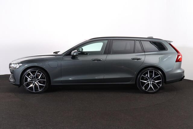 Volvo V60 T6 Recharge AWD Core IntelliSafe Assist & Surround - Parkeercamera achter - Parkeersensoren voor & achter - Draadloze tel. lader - Privacy Glass - Polestar 20" Velgen