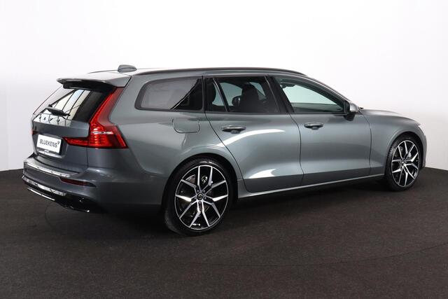 Volvo V60 T6 Recharge AWD Core IntelliSafe Assist & Surround - Parkeercamera achter - Parkeersensoren voor & achter - Draadloze tel. lader - Privacy Glass - Polestar 20" Velgen