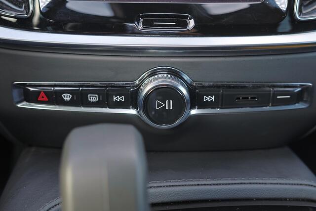 Volvo V60 T6 Recharge AWD Core IntelliSafe Assist & Surround - Parkeercamera achter - Parkeersensoren voor & achter - Draadloze tel. lader - Privacy Glass - Polestar 20" Velgen