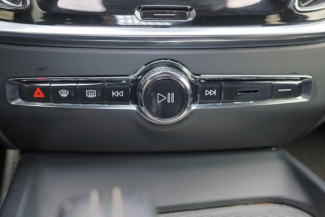 Volvo V60 B3 R-Design - IntelliSafe Assist & Surround - Full-LED Active High Beam koplampen - Harmon Kardon Audio - Parkeercamera achter - Verwarmde voorstoelen, stuur & achterbank - Parkeersensoren voor & achter - Elektr. bedienb. voorstoelen met geheugen - Elektr